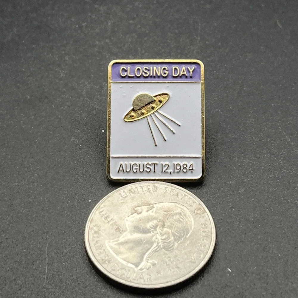 Vintage 1984 Los Angeles Olympics Closing Day August 12th UFO Lapel Hat Pin‎
